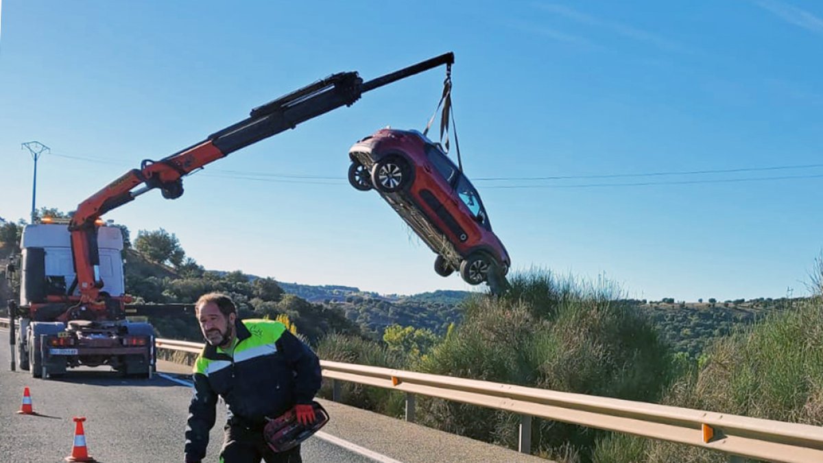 La grúa rescata el coche del talud.-HDS