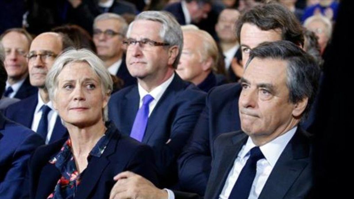 François Fillon y su esposa, Penelope, en un mitin político en París el pasado 29 de enero.-REUTERS / PASCAL ROSSIGNOL