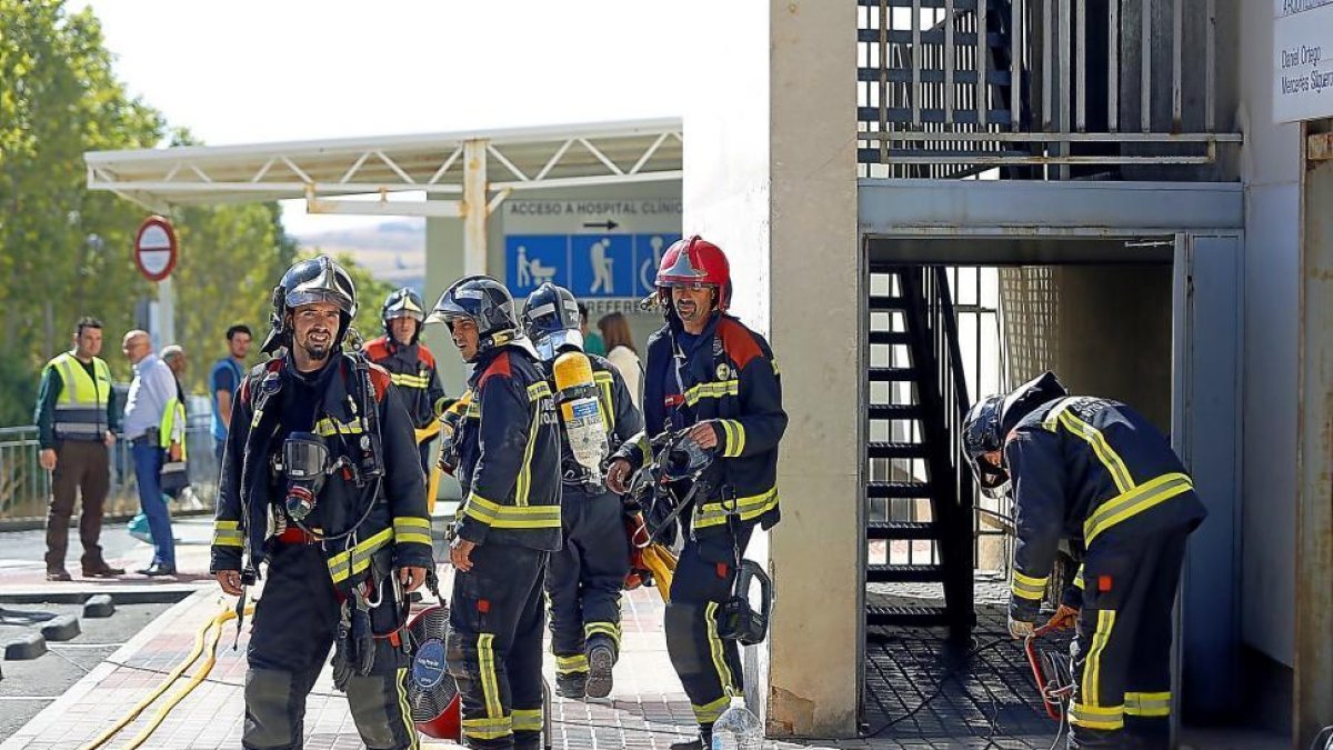 Los bomberos durante su intervención en el Hospital Virgen de la Vega.-ICAL