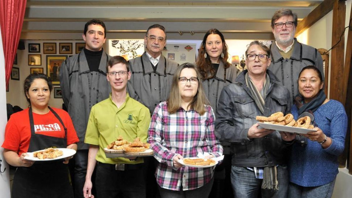 Los finalistas que lucharán el día 15 por alzarse con el premio al ‘Mejor Torrezno del Mundo’ con el jurado.-DIEGO MAYOR
