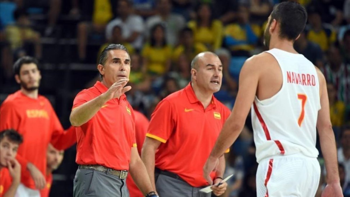Scariolo da instrucciones a Navarro en un momento del partido frente a Brasil.-MARK RALSTON / AFP