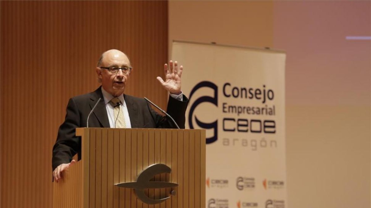 El ministro de Hacienda y Función Pública, Cristóbal Montoro, durante la conferencia que ha pronunciado en un acto organizado por el Consejo Empresarial de CEOE e Ibercaja hoy en Zaragoza.-CHUS MARCHADOR