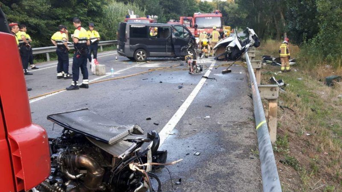 El accidente de Vidreres en el que perdieron la vida cuatro jóvenes que ocupaban un turismo.-TRÀNSIT