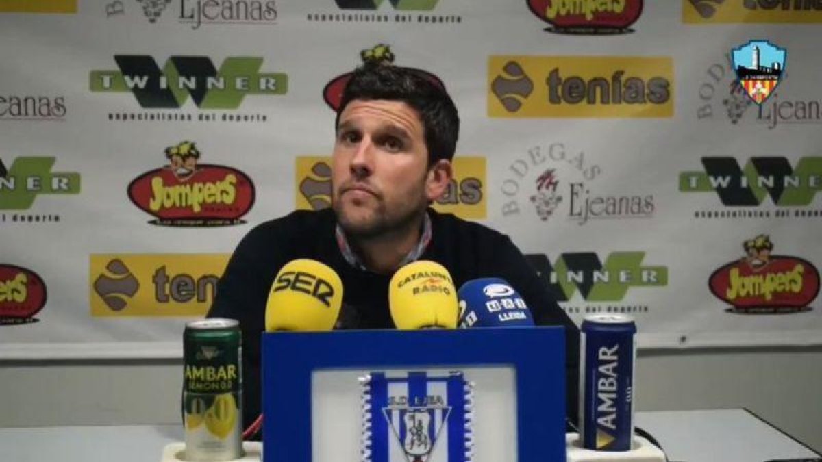Gerard Albadalejo durante la polémica rueda de prensa.-EL PERIÓDICO