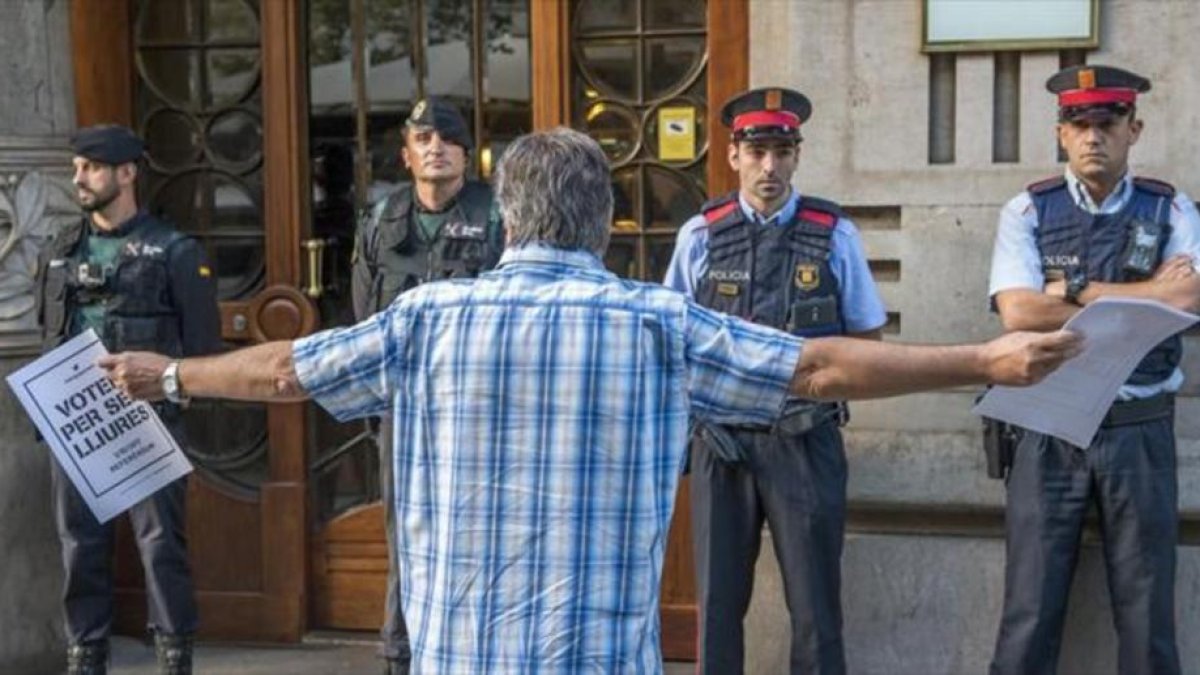 Guardias civiles y mossos en la Conselleria dEconomia, el 20 de septiembre.-/ FERRAN SENDRA