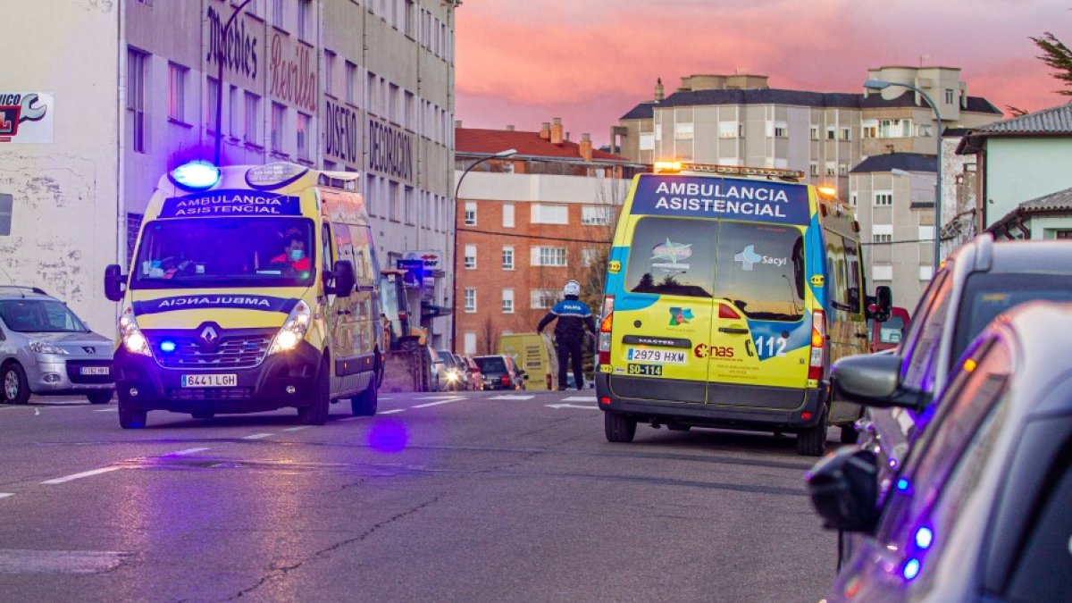 Ambulancias en el lugar de los hechos mientras la Policía Local regula el tráfico. MARIO TEJEDOR