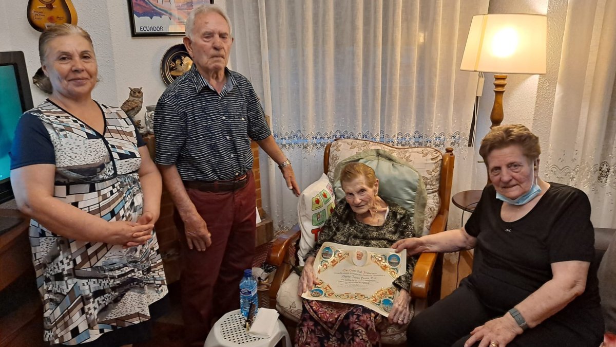 María Jesús, con la bendición papel, su hermano Andrés, su cuñada María y su prima Angelines.-HDS