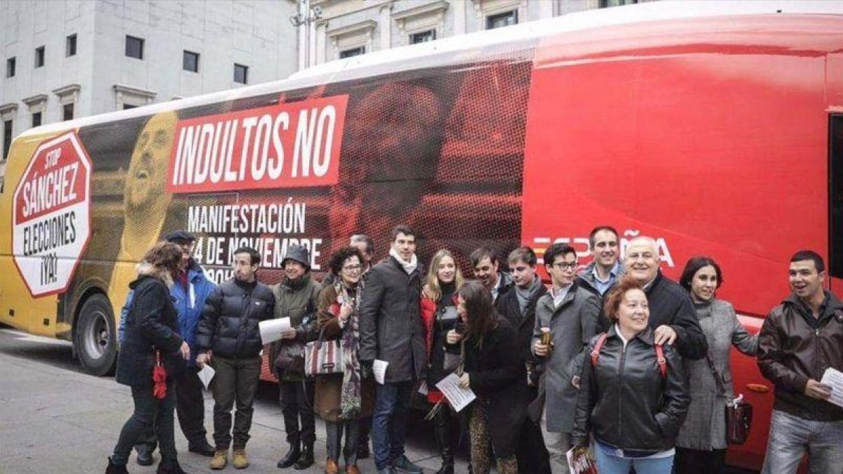 Autobús de Ciudadanos contra el indulto a los independentistas frente al Congreso de los Diputados.-TWITTER CIUDADANOS