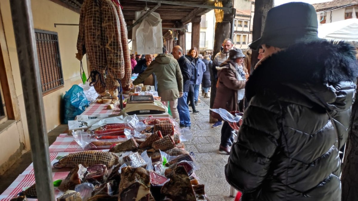 Berlanga ha acogido en esta jornada su tradicional Feria de Artesanía, en la que se han dado cita una treintena de expositores, situados en la plaza Mayor y calles aledañas.-T.C.