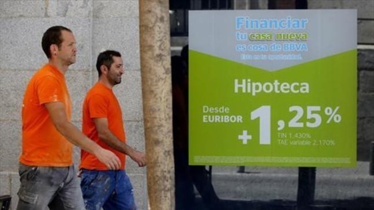 Un anuncio de hipotecas en el escaparate de una oficina bancaria, el pasado agosto en Madrid.-JOSÉ LUIS ROCA