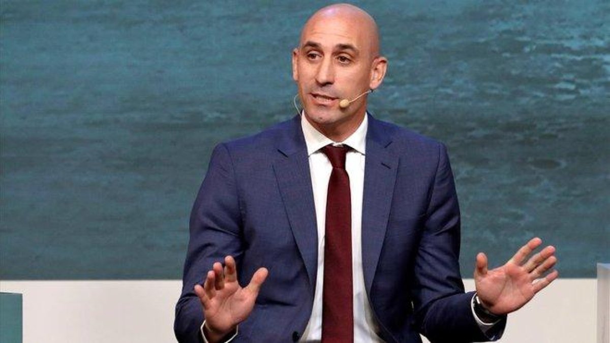 Rubiales, durante el nuevo sorteo de la Supercopa de España.-EFE / KIKO HUESCA