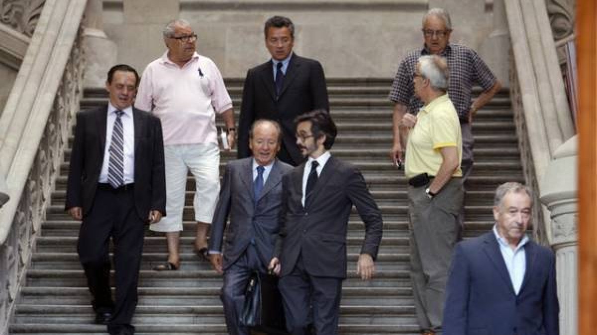 Josep Lluís Núñez y su hijo, atrás, en una imagen del 2011.-Foto: RICARD CUGAT