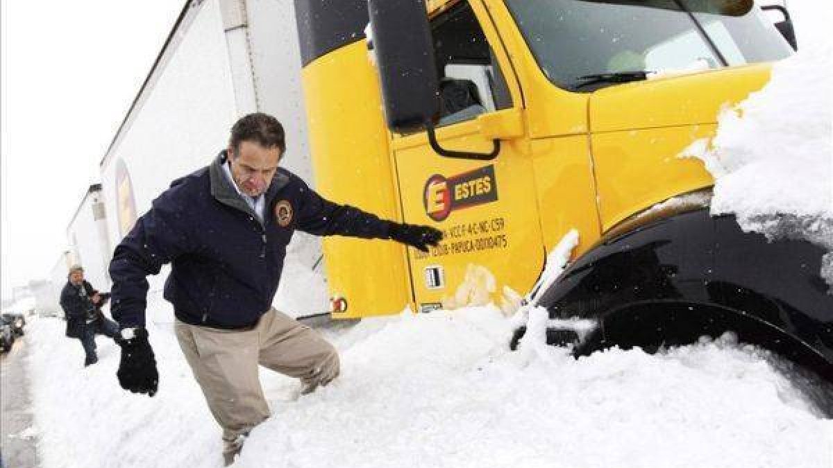 El gobernador de Nueva York, Andrew Cuomo, inspecciona un camión atrapado por la nieve.-Foto: REUTERS