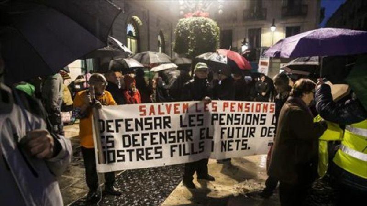 Protesta de pensionistas en la plaza de Sant Jaume de Barcelona.-JOAN PUIG