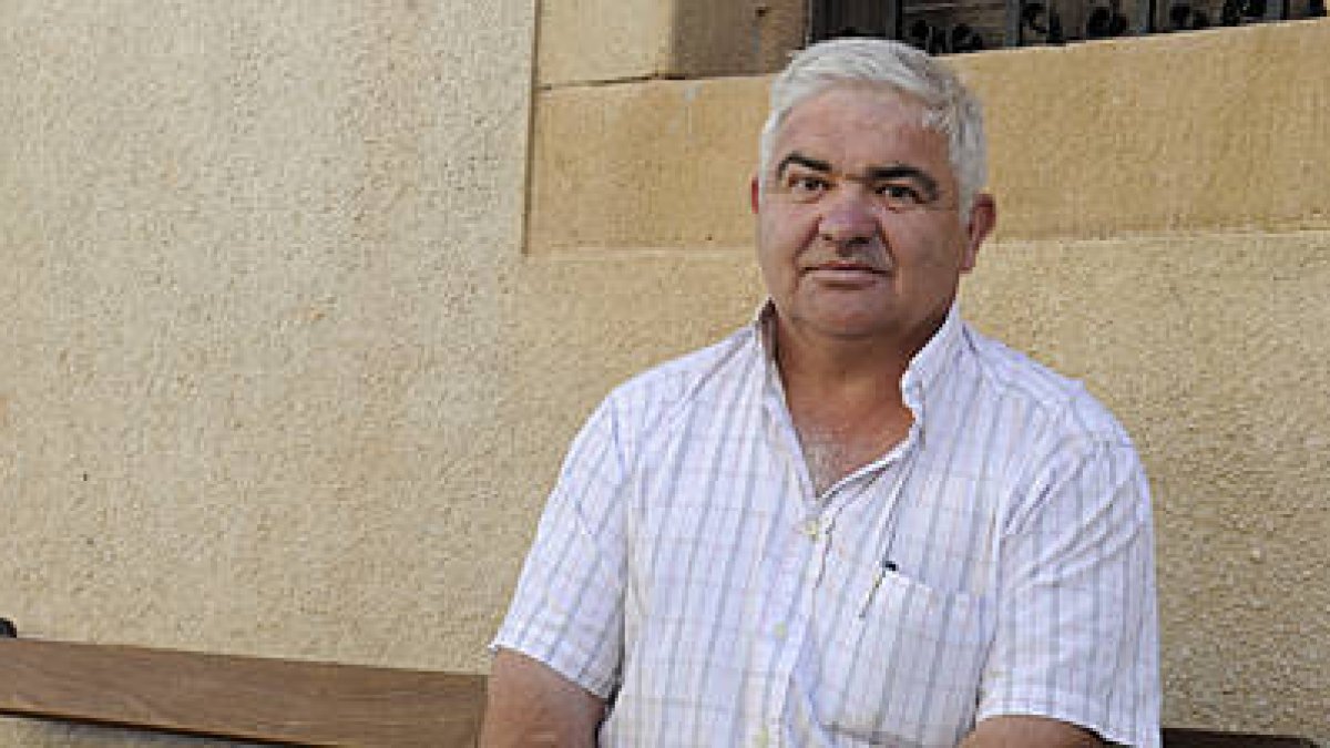 El alcalde, José Alberto Medina, durante la espera. / VALENTÍN GUISANDE-