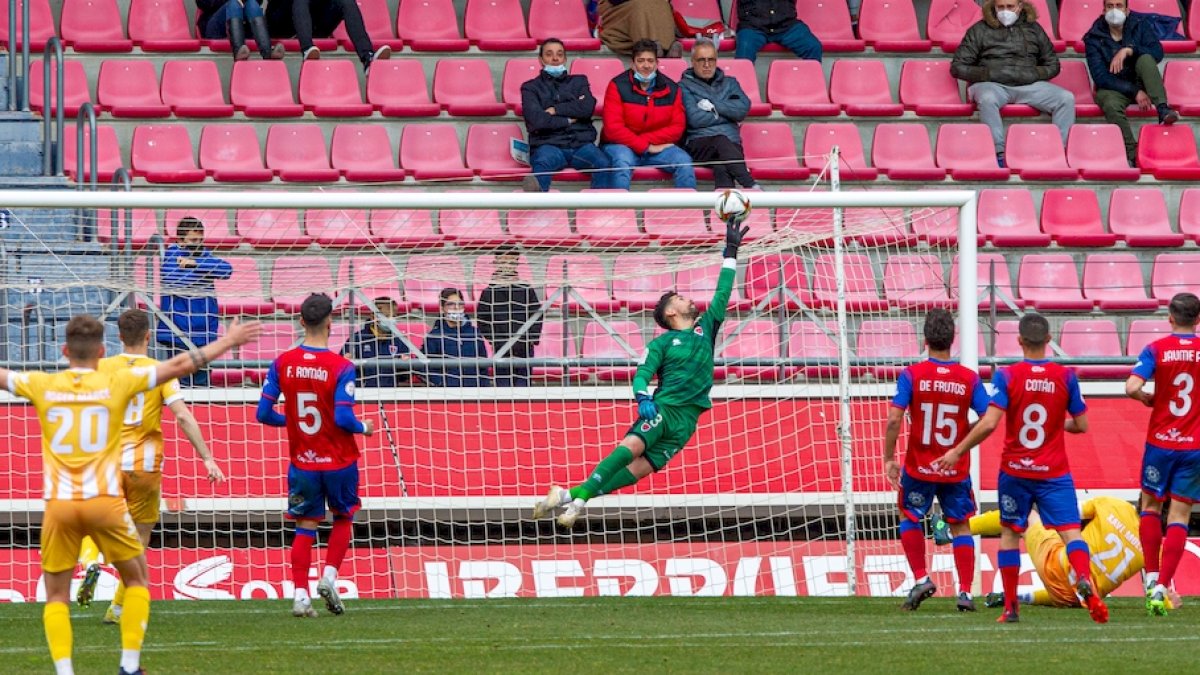 Isma Gil es el portero menos goleado del grupo III y el cuarto que menos goles encaja en toda la Segunda RFEF. MARIO TEJEDOR