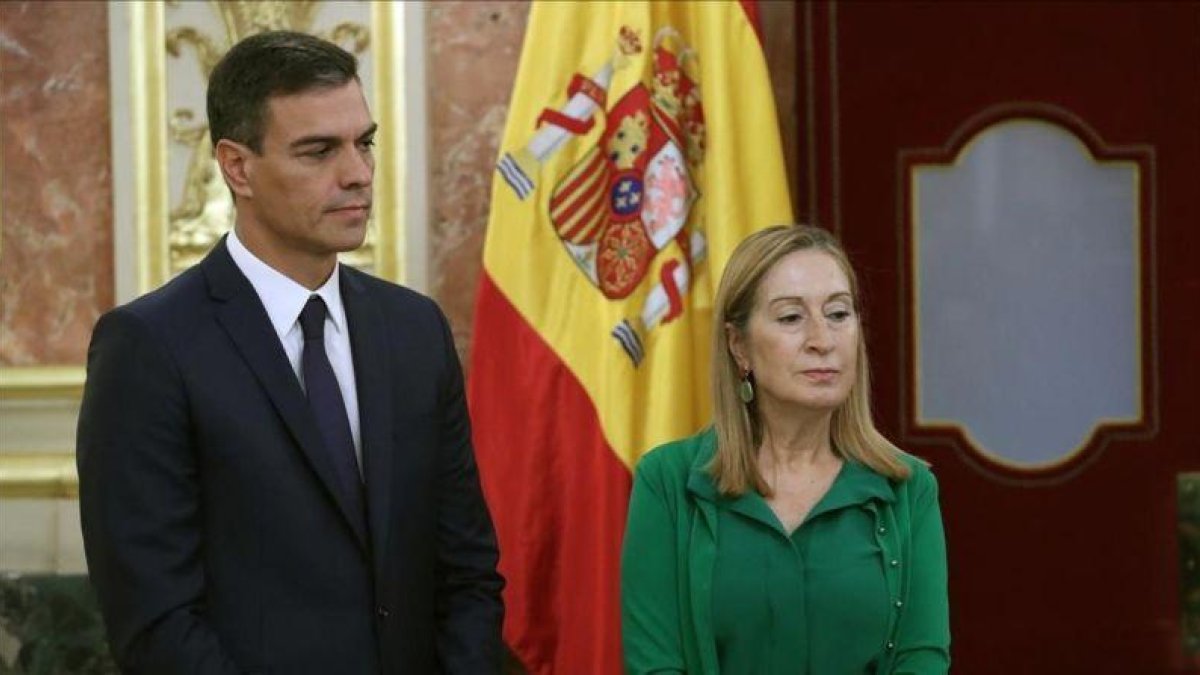 Pedro Sánchez y Ana Pastor, este jueves en el Congreso.-ZIPI (EFE)