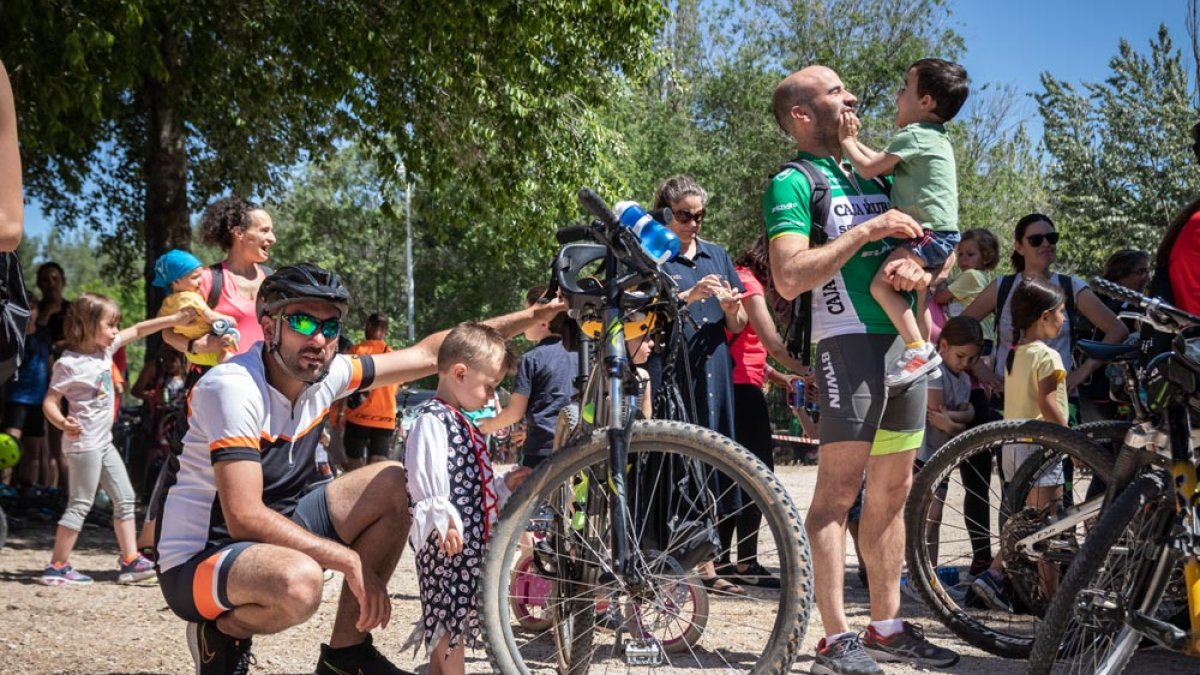 Las bicicletas y las familias protagonizaron el Día de la Bicicleta. GONZALO MONTESEGURO