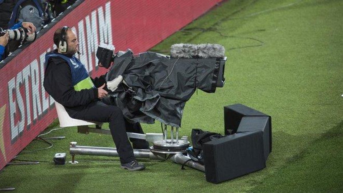 Un camára de televisión graba en un partido.-JORDI COTRINA
