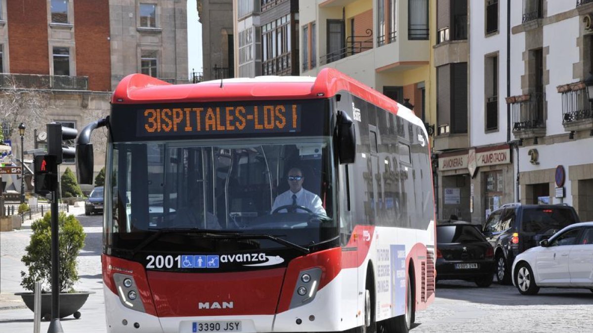 El autobús urbano entrando en Mariano Granados.-Valentín Guisande