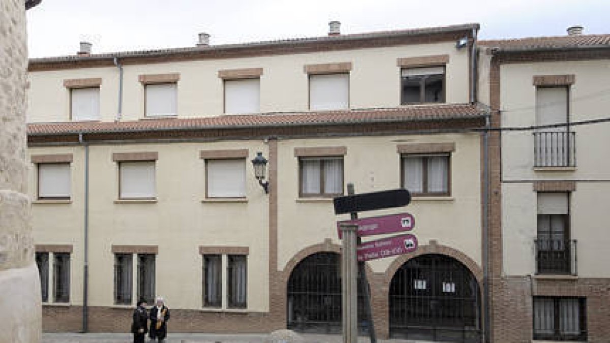 Fachada de la residencia Sor María de Jesús de Ágreda. / ÁLVARO MARTÍNEZ-
