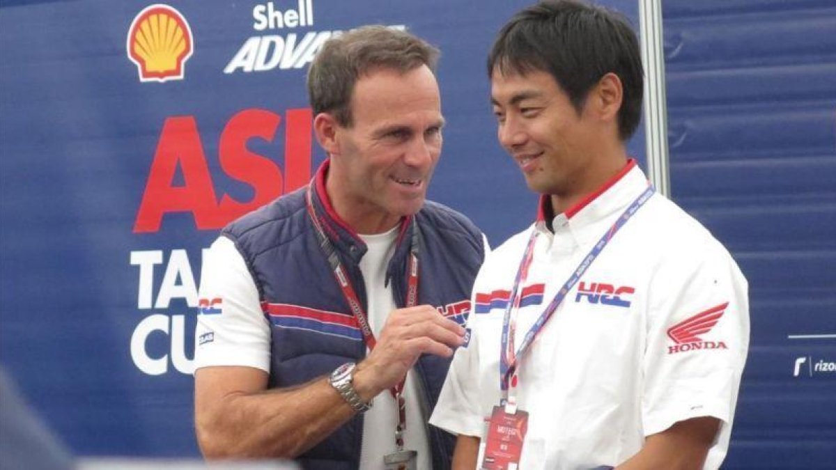 Alberto Puig, a la izquierda, conversa con el expiloto japonés Hiroshi Aoyama, uno de sus ayudantes en la Asia Talent. Cup.-EMILIO PÉREZ DE ROZAS