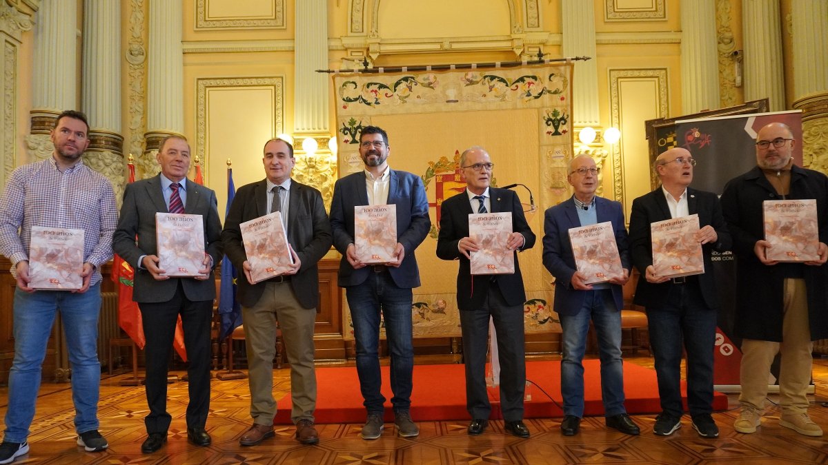 Los autores del libro, entre ellos el sorianos Luis Martínez, junto al presidente de la Territorial Marcelino Maté. FCYLF