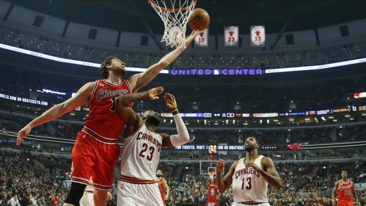 Pau Gasol deja una bandeja en el partido ganado a los Cavaliers de Lebron el pasado sábado-KAMIL KRZACZYNSKI / EFE