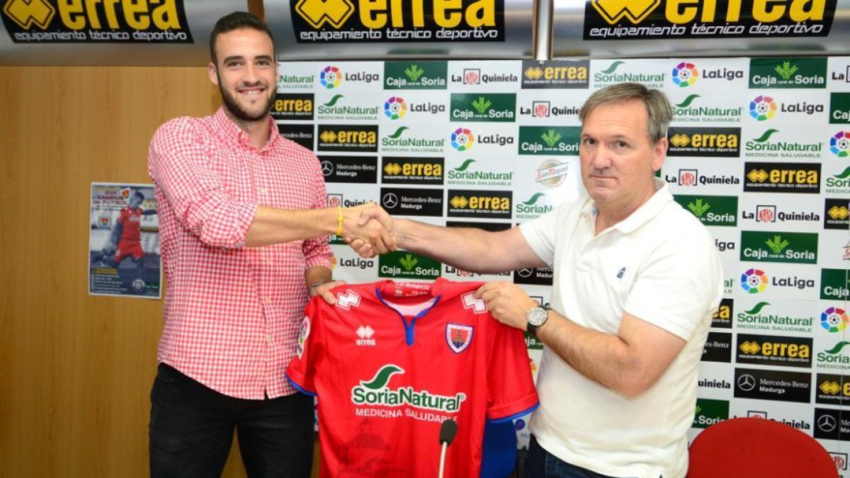 Higinio durante su presentación como nuevo jugador rojillo.-ÁLVARO MARTINEZ