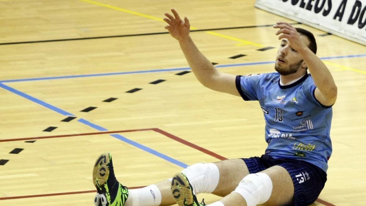 Luis Martín lamenta una acción durante un encuentro en Los Pajaritos.-MARIO TEJEDOR