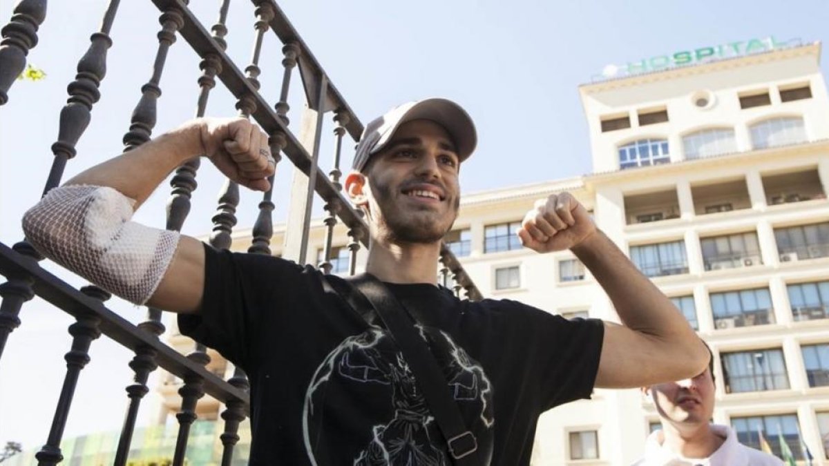Pablo Ráez, el joven que precisa un trasplante de médula, a su salida del hospital el pasado agosto.-JESÚS DOMÍNGUEZ
