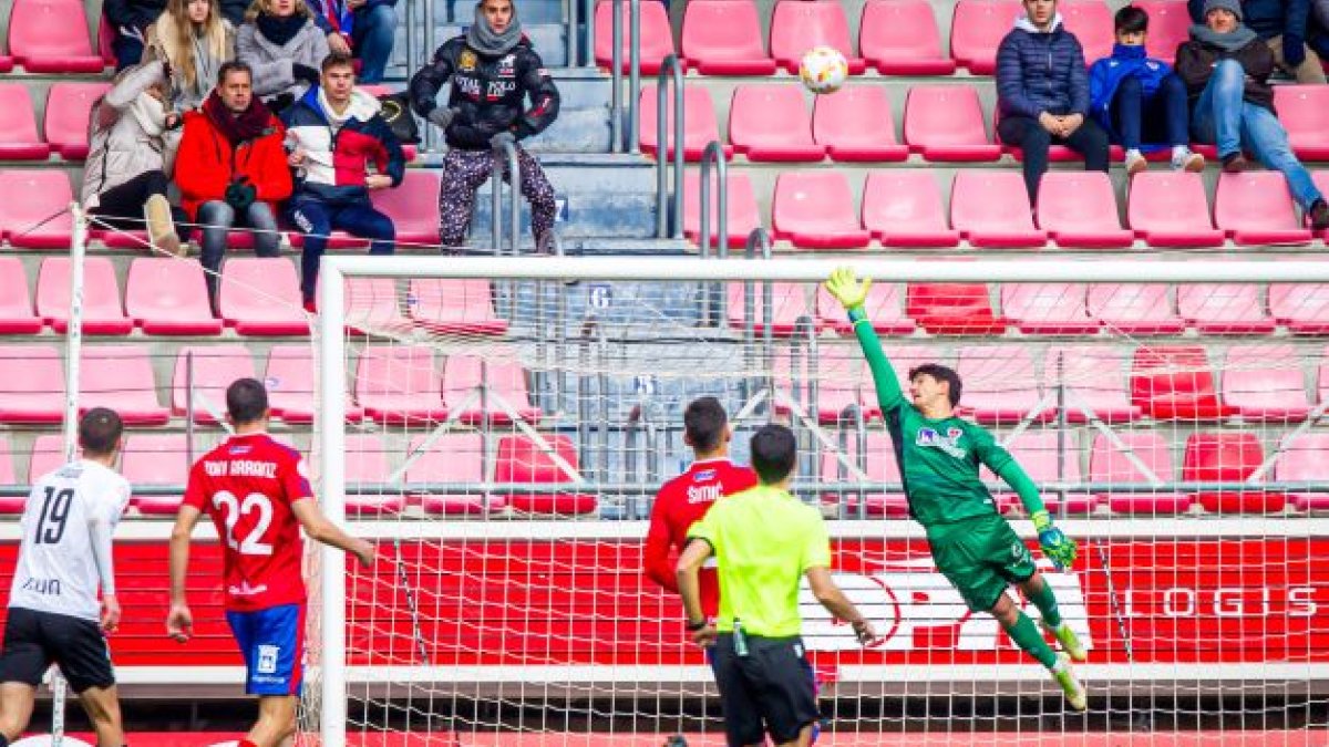 Gaizka Ayesa en una intervención en el partido ante el Real Unión jugado en Los Pajaritos. MARIO TEJEDOR