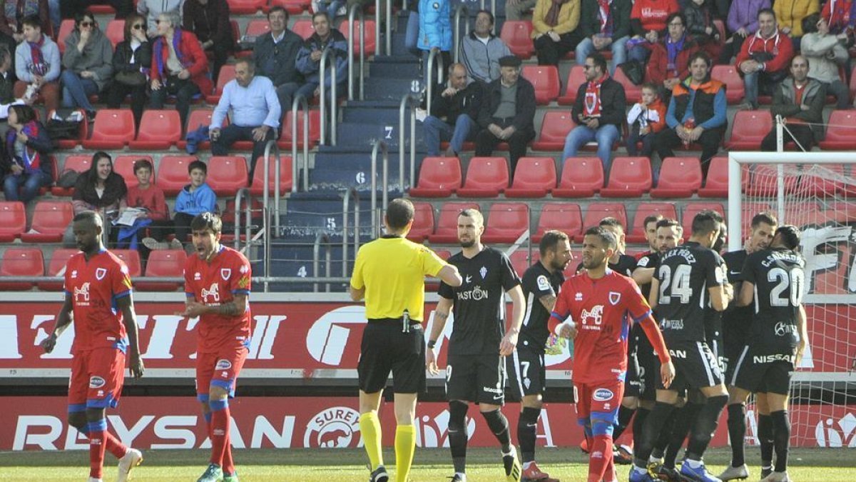 El Numancia no estuvo acertado ante el Sporting en su quinta derrota de la temporada en Los Pajaritos.-Valentín Guisande