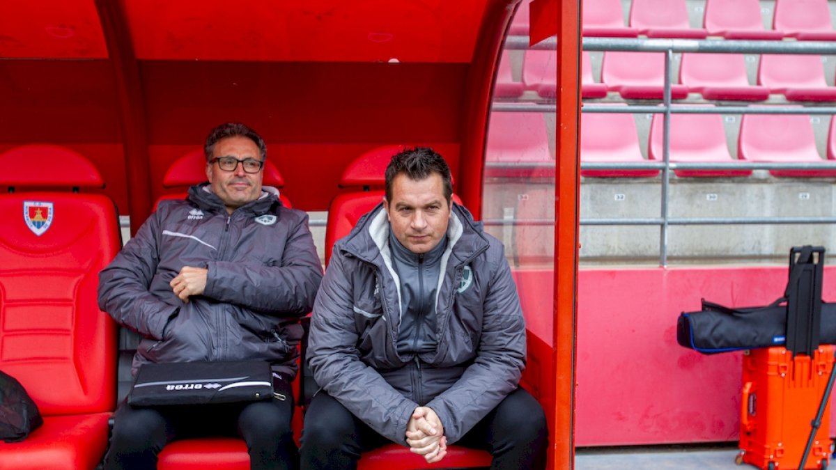 El entrenador del CD Numancia, Diego Martínez, en el banquillo de Los Pajaritos. Mario Tejedor.