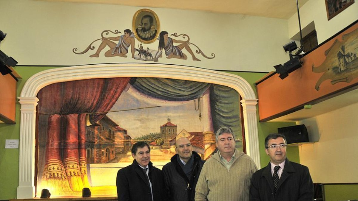 Responsables de la Junta junto al alcalde de Navaleno, Paulino Herrero, ayer en el teatro Cervantes-V. G.