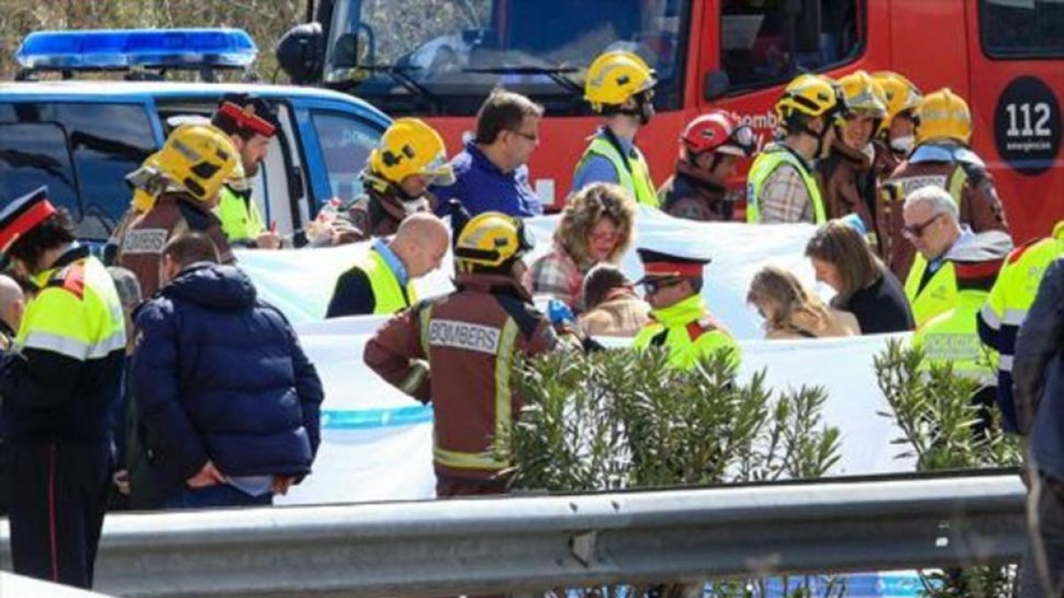 Personal de emergencia, en la zona del accidente.-AFP / PAU BARRENA