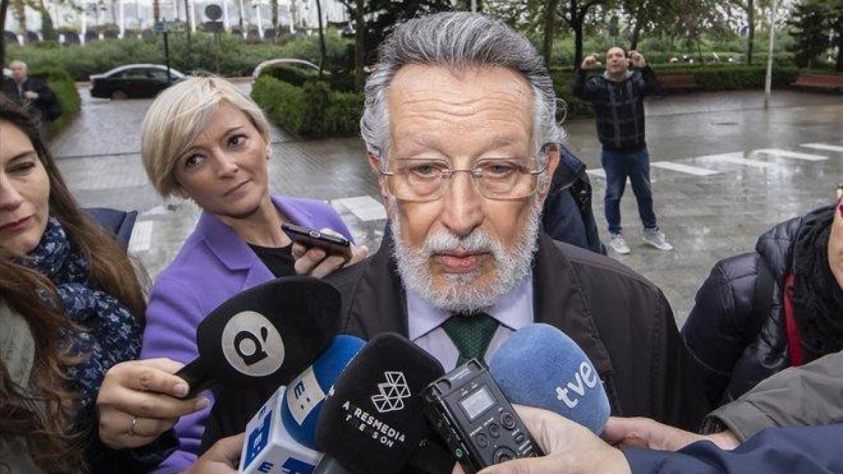 Alfonso Grau atiende a los periodistas antes de comenzar una de las sesiones del juicio.-MIGUEL LORENZO