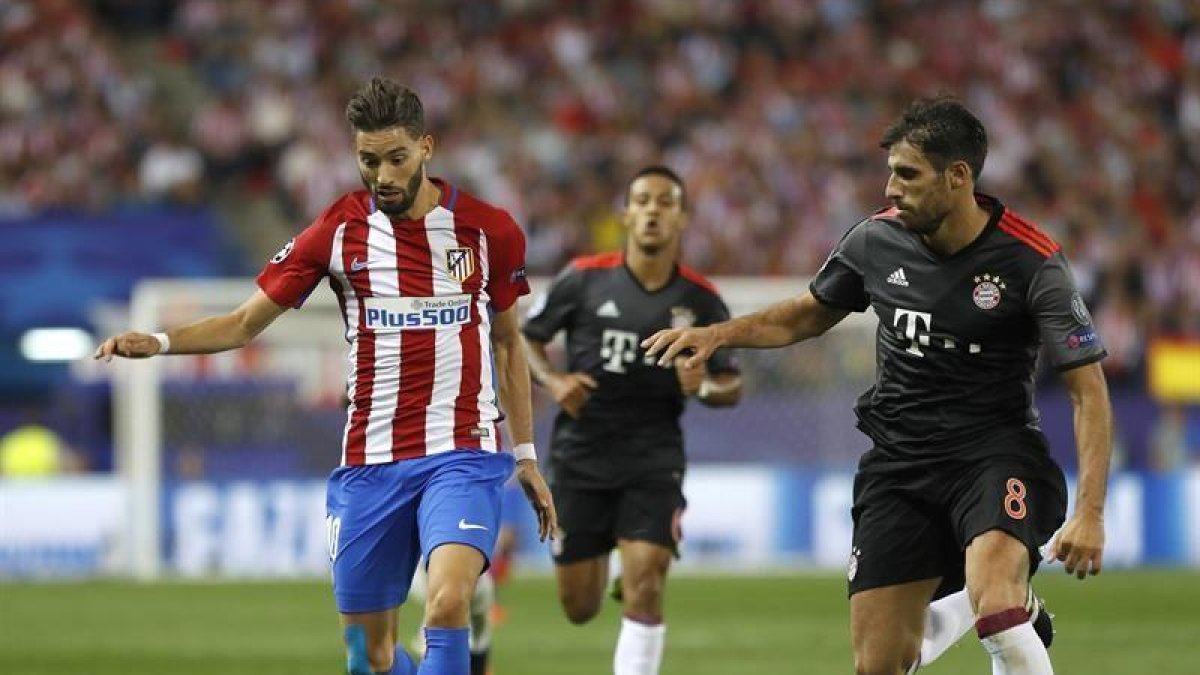 Carrasco, autor del gol, conduce una contra.-EFE