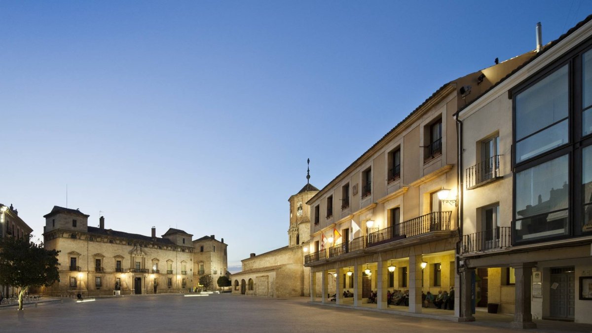 Plaza Mayor de Almazán, con la casa consistorial a la derecha. HDS