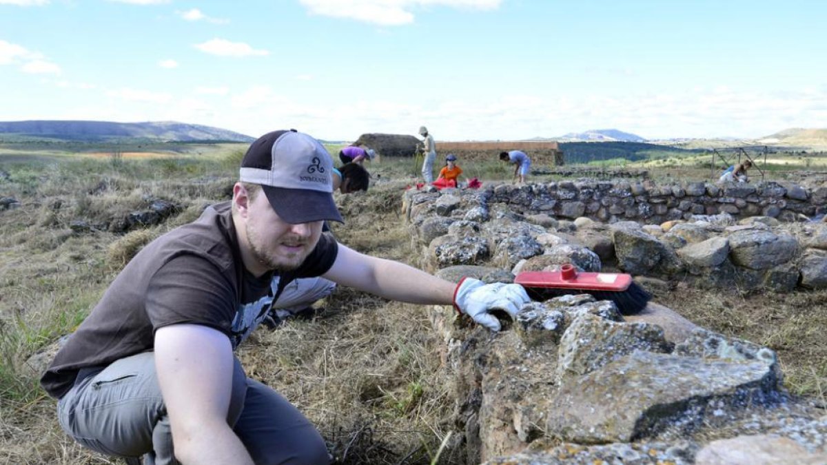 Un participante de las excavaciones de Numancia.-ÁLVARO MARTÍNEZ