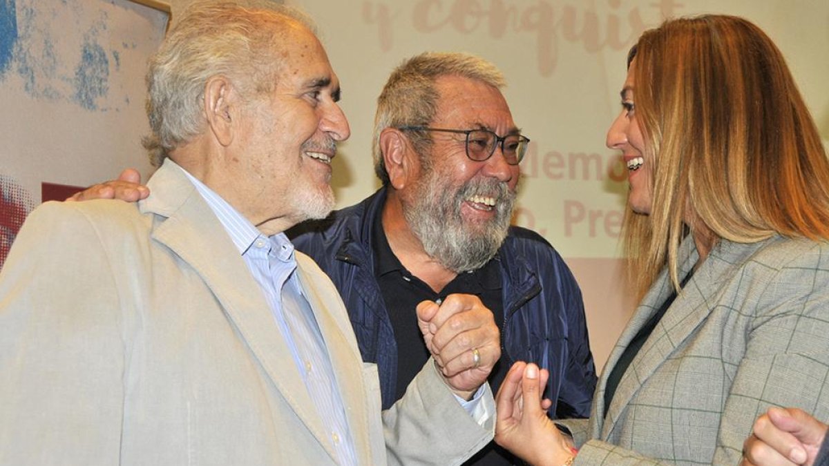 Demetrio Madrid, Cándido Méndez y Virginia Barcones en animada charla.-VALENTÍN GUISANDE