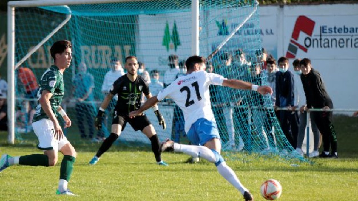 El Almazán quiere hacer bueno a domicilio el empate en La Arboleda. M. T.