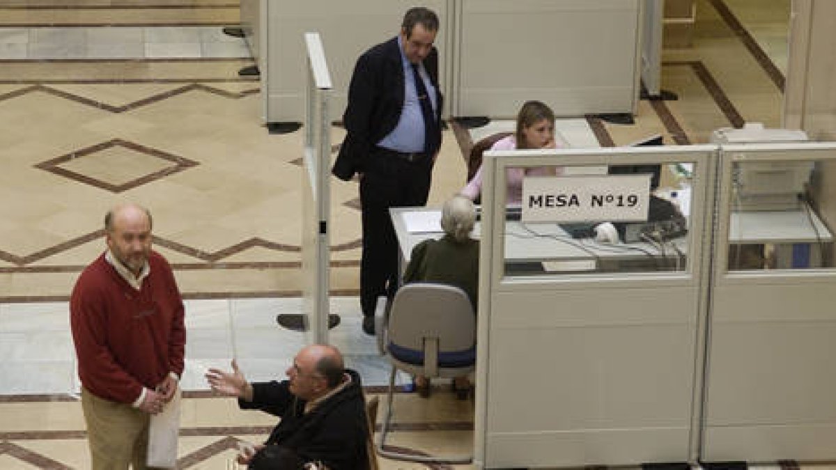 Contribuyentes sorianos de espera en la Agencia Tributaria. / F. S. -