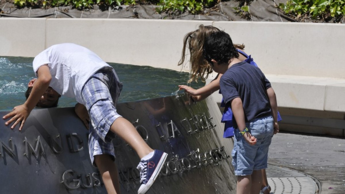 Niños refrescándose en la fuente del Rincón de Bécquer de Soria en una imagen de archivo. HDS