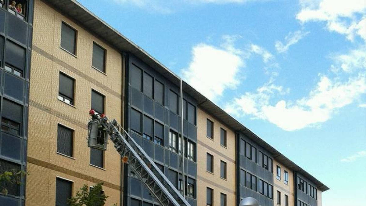 Los bomberos actuando en la calle Vicente Ruiz.-FÉLIX TELLO