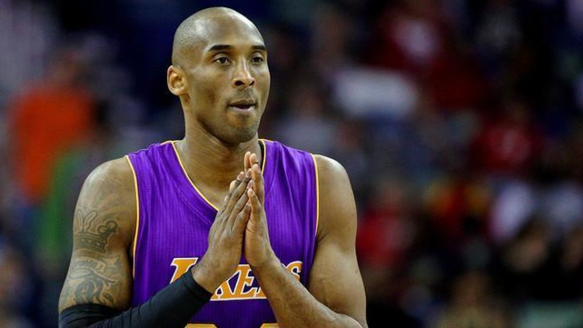 Kobe Bryant, durante un partido contra los Pelicans en el que se lesionó el hombro derecho.-USA TODAY / DERICK E. HINGLE