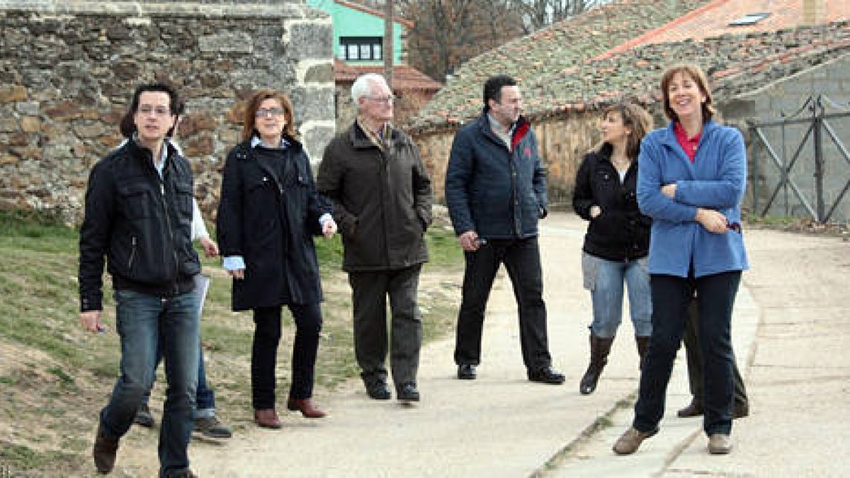 Marimar Angulo, acompañada por Tomás Cabezón, se reunió con los vecinos de Oteruelos y Pedrajas. / PP -