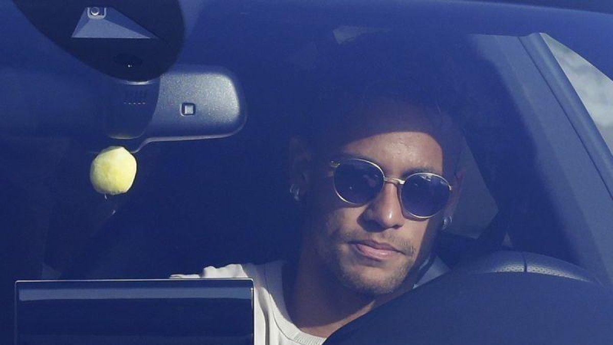 Neymar conduce su coche, este miércoles en Sant Joan Despí.-MANU FERNÁNDEZ (AP)