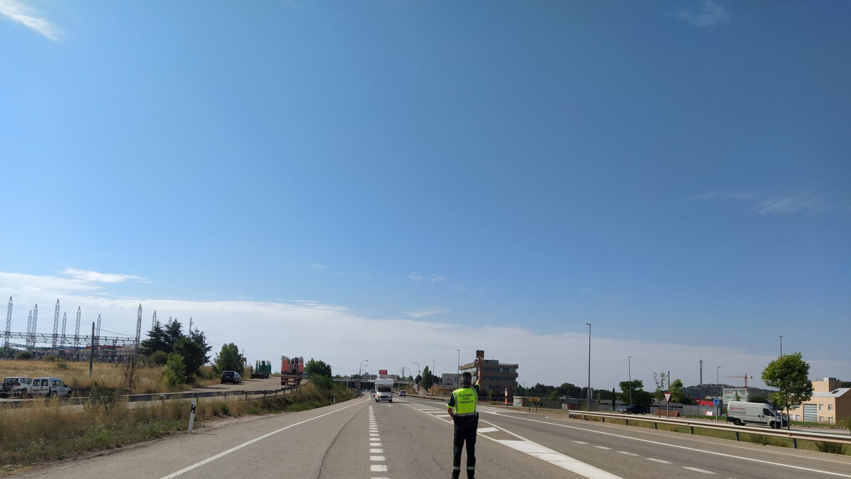 Un agente de la Guardia Civil en carretera. HDS