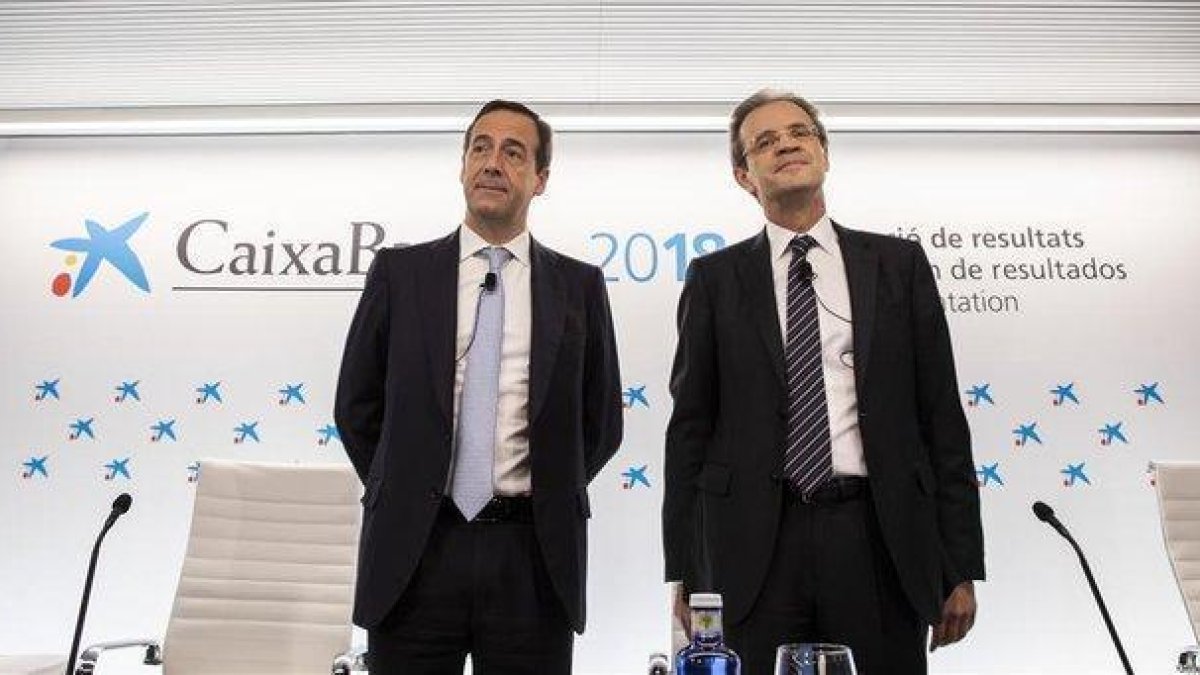 El presidente de CaixaBank, Jordi Gual, y el consejero delegado, Gonzalo Gortázar, en la presentación de los resultados de 2018.-MIGUEL LORENZO